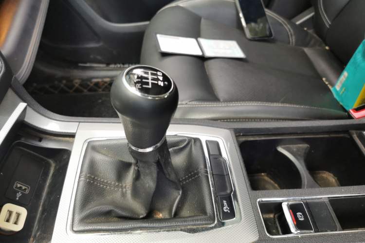 Used Roewe RX5 2016 20T Two-Wheel Drive Manual Flagship Edition Gear Lever