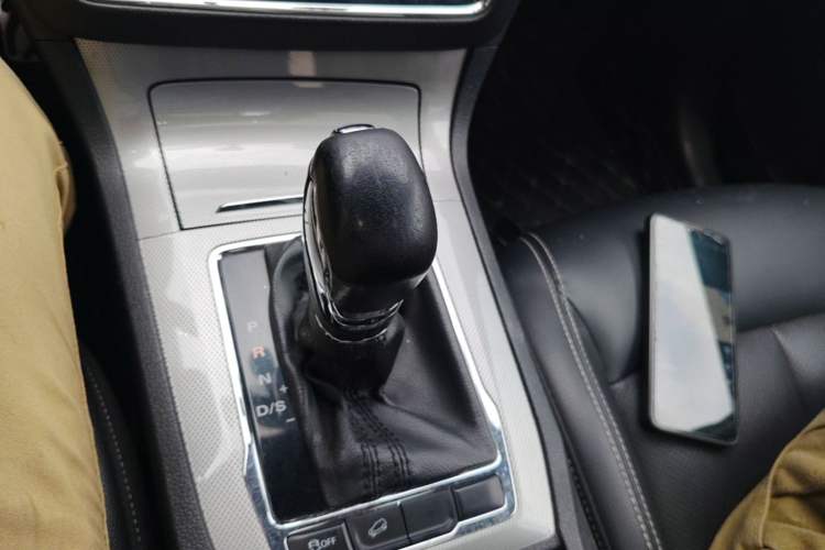 Used Roewe RX5 2016 20T Two-Wheel Drive Automatic Internet Smart Edition Gear Lever