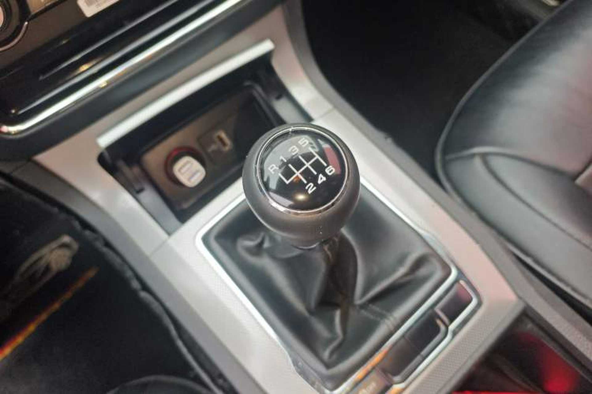 Used Roewe RX5 2016 Revised Version 20T Two-Wheel Drive Manual Transmission Luxury Edition Gear Lever