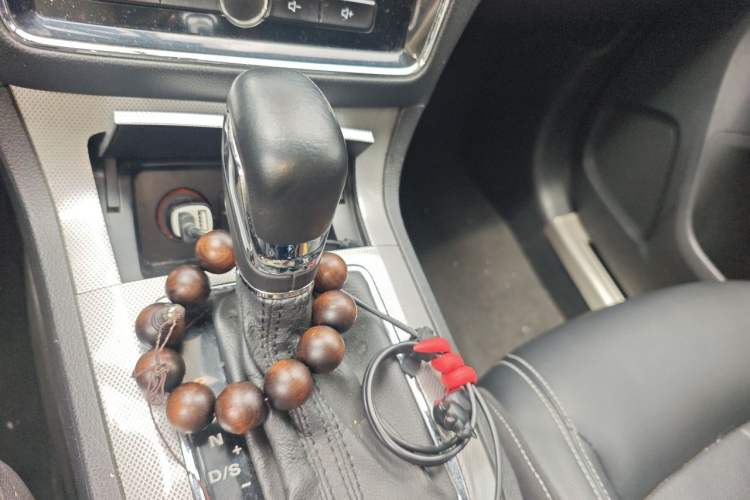 Used Roewe RX5 2016 20T Two-Wheel Drive Automatic Internet Smart Edition Gear Lever