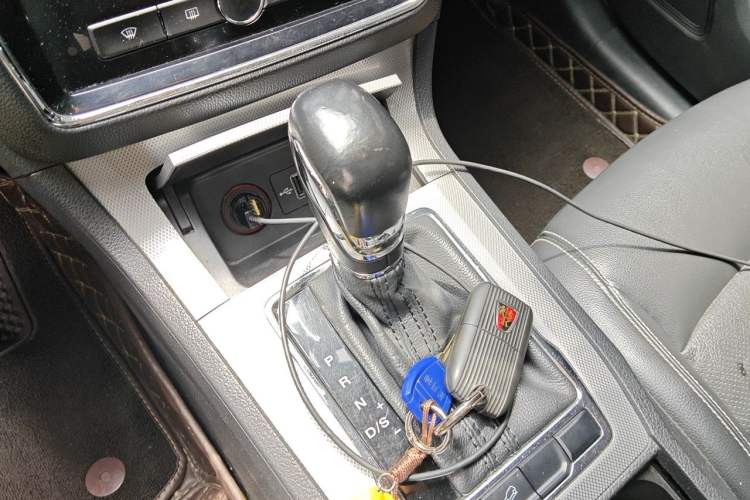 Used Roewe RX5 2016 20T Two-Wheel Drive Automatic Internet Smart Edition Gear Lever