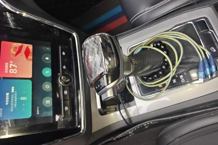 Used Roewe RX5 2016 20T Two-Wheel Drive Automatic Internet Smart Edition Gear Lever