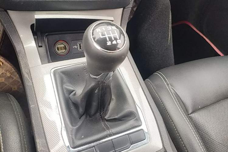 Used Roewe RX5 2016 20T Two-Wheel Drive Manual Flagship Edition Gear Lever