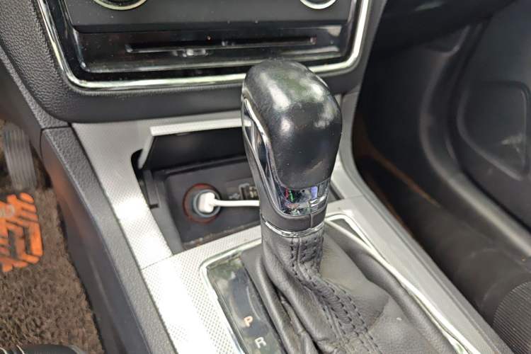 Used Roewe RX5 2016 20T Two-Wheel Drive Automatic Flagship Edition Gear Lever