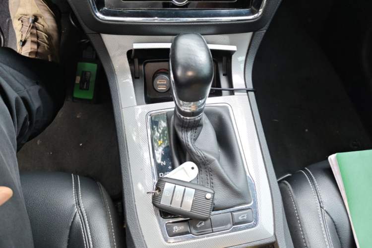 Used Roewe RX5 2016 30T Two-Wheel Drive Automatic Internet Smart Edition Gear Lever