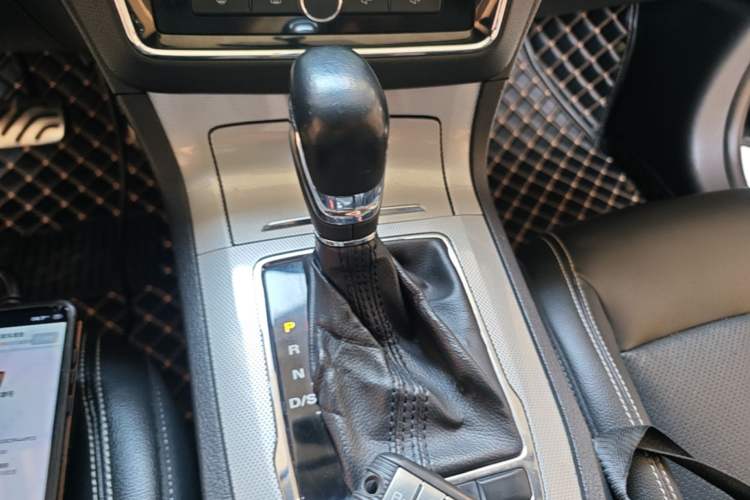 Used Roewe RX5 2016 20T Two-Wheel Drive Automatic Internet Smart Edition Gear Lever
