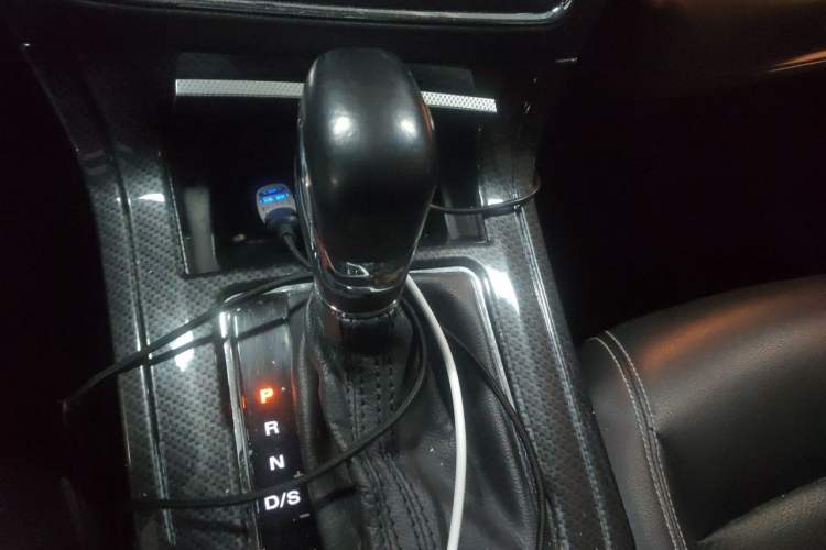 Used Roewe RX5 2016 20T Two-Wheel Drive Automatic Internet Smart Edition Gear Lever