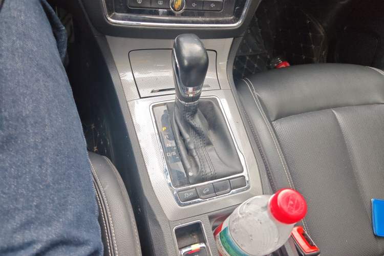 Used Roewe RX5 2016 20T Two-Wheel Drive Automatic Internet Smart Edition Gear Lever