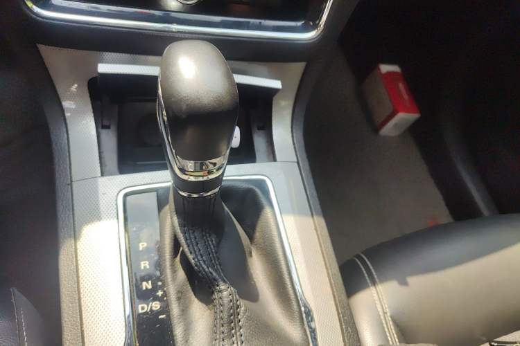 Used Roewe RX5 2016 20T Two-Wheel Drive Automatic Internet Smart Edition Gear Lever