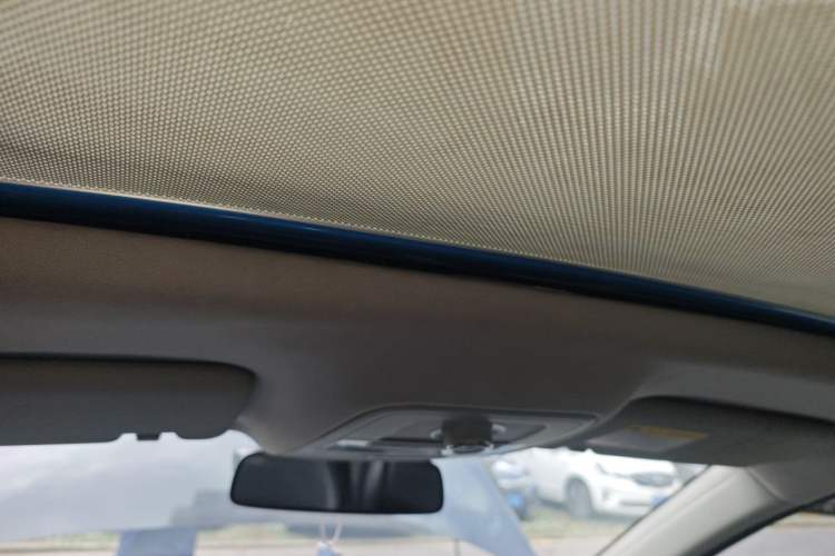 Used Roewe RX5 2016 20T Two-Wheel Drive Automatic Internet Smart Edition Headliner