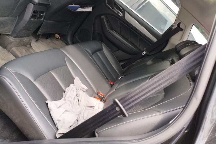 Used Roewe RX5 2016 20T Two-Wheel Drive Automatic Flagship Edition Left Rear Seat