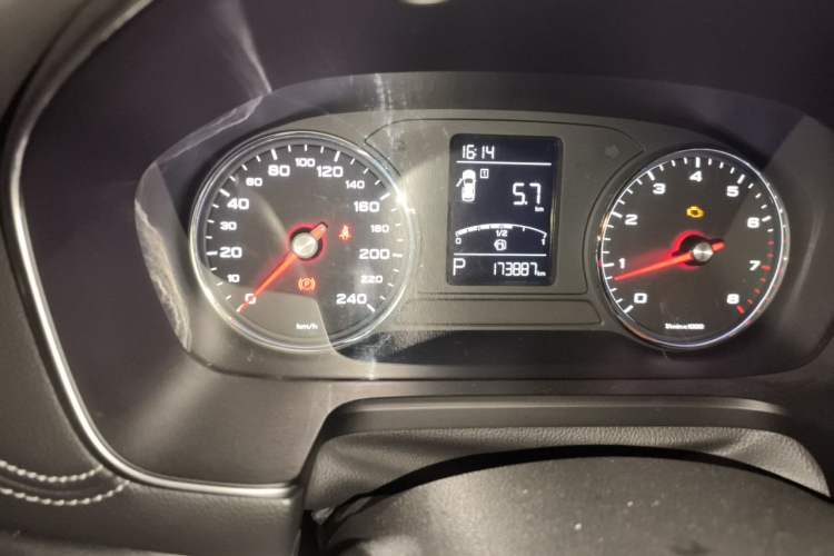Used Roewe RX5 2016 20T Two-Wheel Drive Automatic Flagship Edition Odometer Close Up