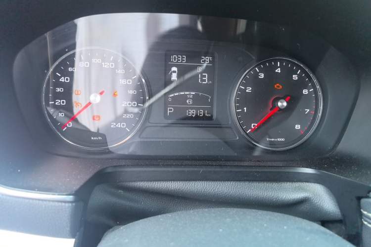 Used Roewe RX5 2016 20T Two-Wheel Drive Automatic Internet Smart Edition Odometer Close Up