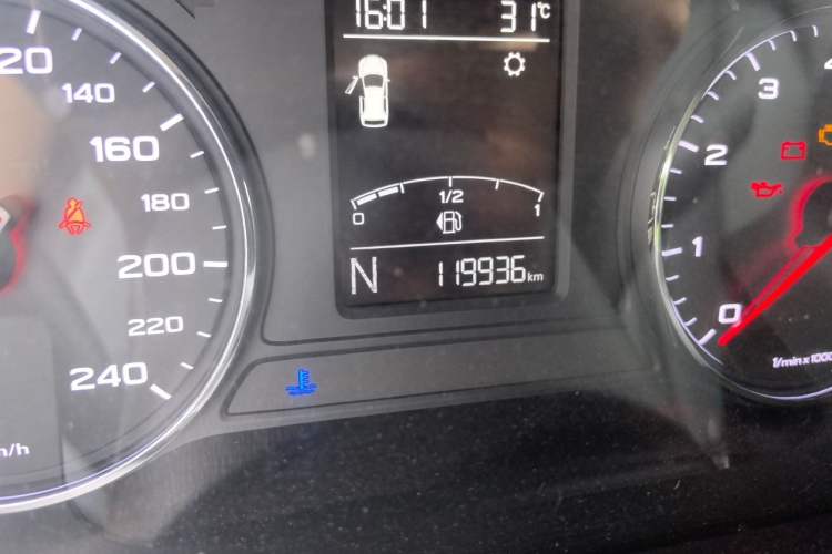 Used Roewe RX5 2016 30T Two-Wheel Drive Automatic Internet Smart Edition Odometer Close Up