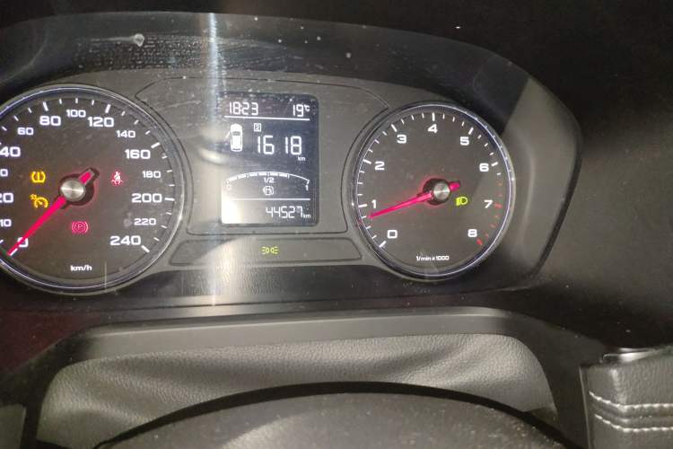 Used Roewe RX5 2016 20T Two-Wheel Drive Automatic Internet Smart Edition Odometer Close Up