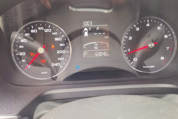 Used Roewe RX5 2016 20T Two-Wheel Drive Automatic Flagship Edition Odometer Close Up