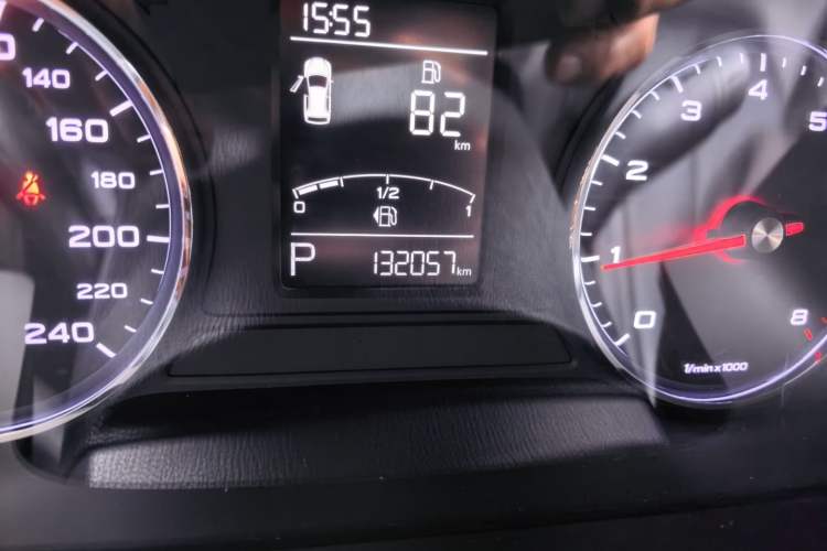 Used Roewe RX5 2016 20T Two-Wheel Drive Automatic Flagship Edition Odometer Close Up