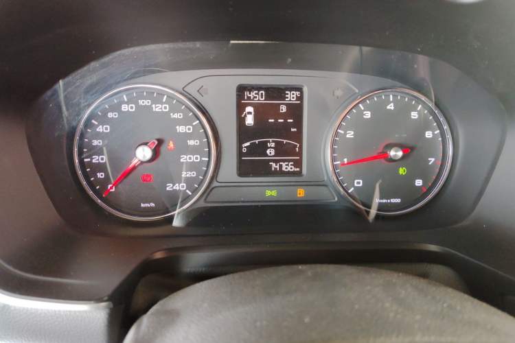 Used Roewe RX5 2016 20T Two-Wheel Drive Manual Transmission Internet Smart Edition Odometer Close Up