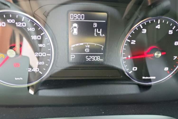 Used Roewe RX5 2016 20T Two-Wheel Drive Automatic Flagship Edition Odometer Close Up