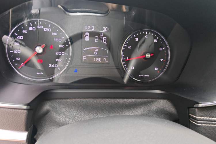 Used Roewe RX5 2016 20T Two-Wheel Drive Automatic Internet Smart Edition Odometer Close Up