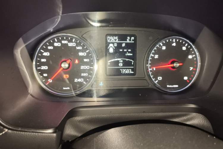 Used Roewe RX5 2016 20T Two-Wheel Drive Manual Transmission Internet Smart Edition Odometer Close Up