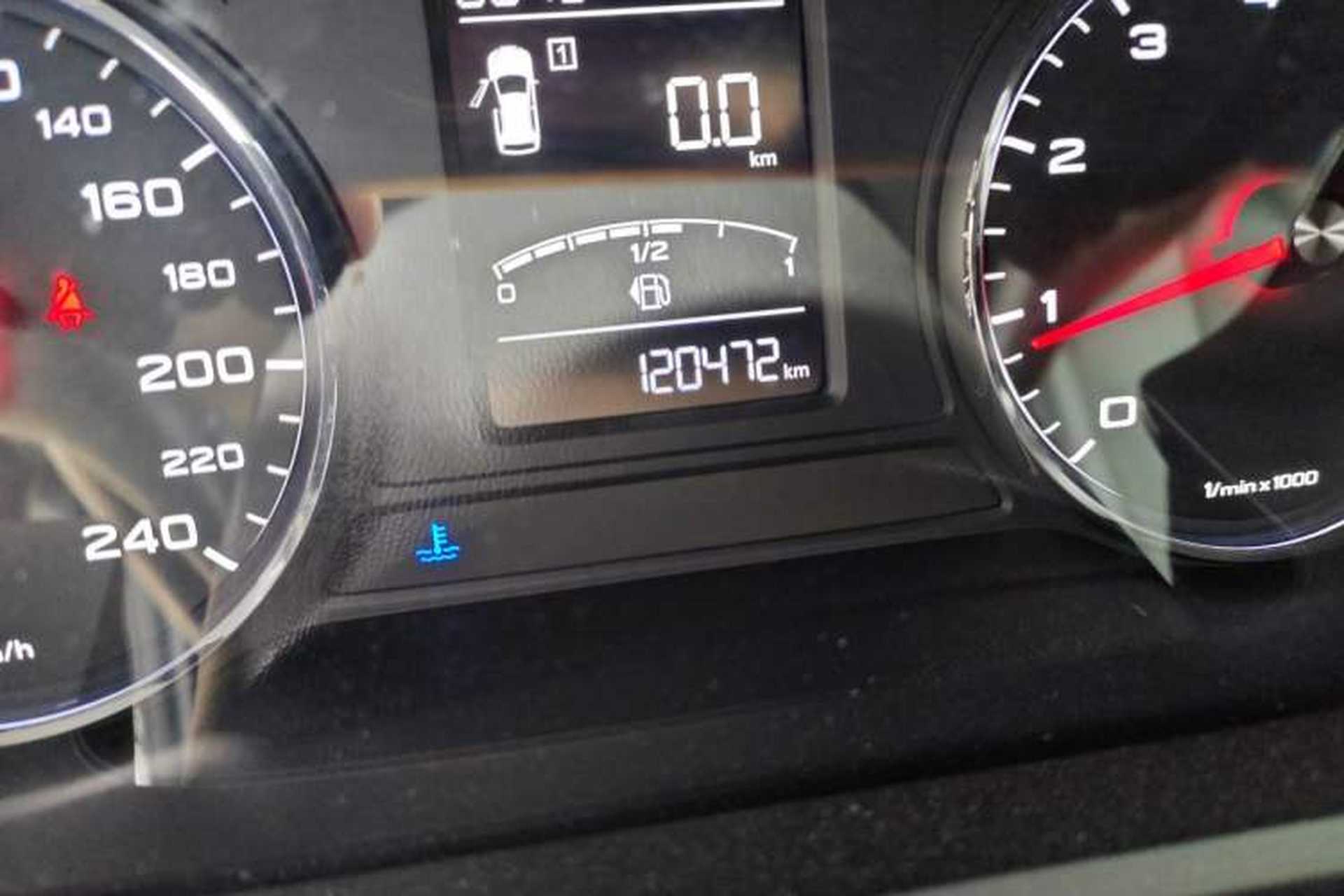 Used Roewe RX5 2016 20T Two-Wheel Drive Manual Flagship Edition Odometer Close Up