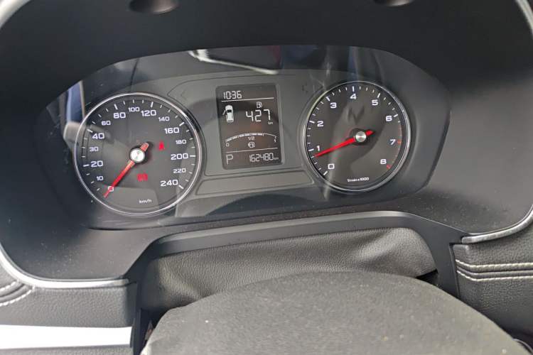 Used Roewe RX5 2016 20T Two-Wheel Drive Automatic Flagship Edition Odometer Close Up