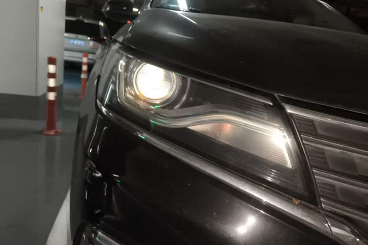 Used Roewe RX5 2016 20T Two-Wheel Drive Automatic Flagship Edition Right Front Headlight