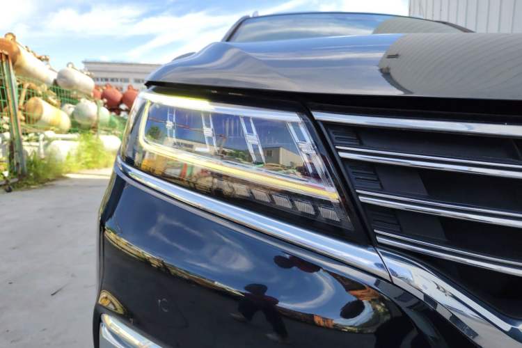 Used Roewe RX5 2016 30T Four-Wheel Drive Automatic Internet Smart Luxury Edition Right Front Headlight