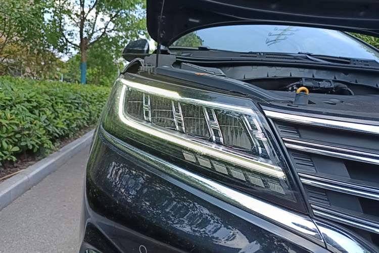 Used Roewe RX5 2016 30T Four-Wheel Drive Automatic Internet Smart Luxury Edition Right Front Headlight