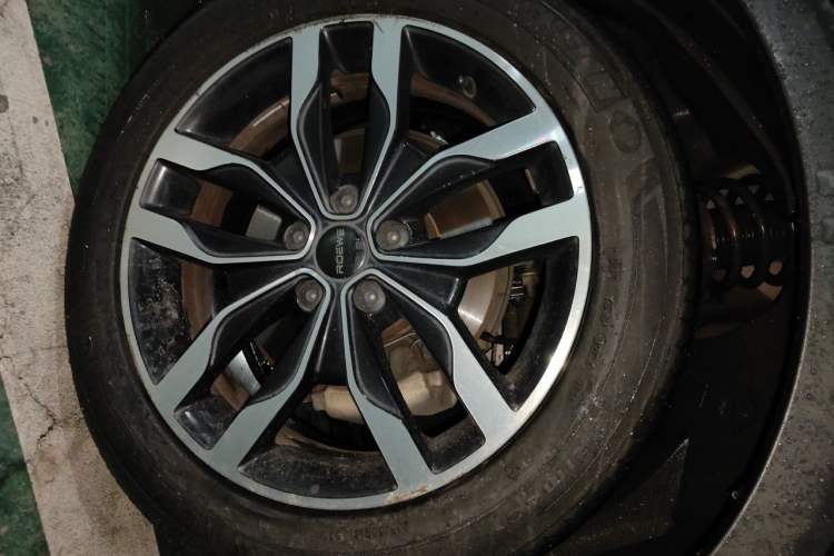 Used Roewe RX5 2016 20T Two-Wheel Drive Automatic Internet Smart Edition Right Front Wheel Hub