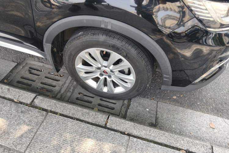 Used Roewe RX5 2016 20T Two-Wheel Drive Automatic Flagship Edition Right Front Wheel Hub