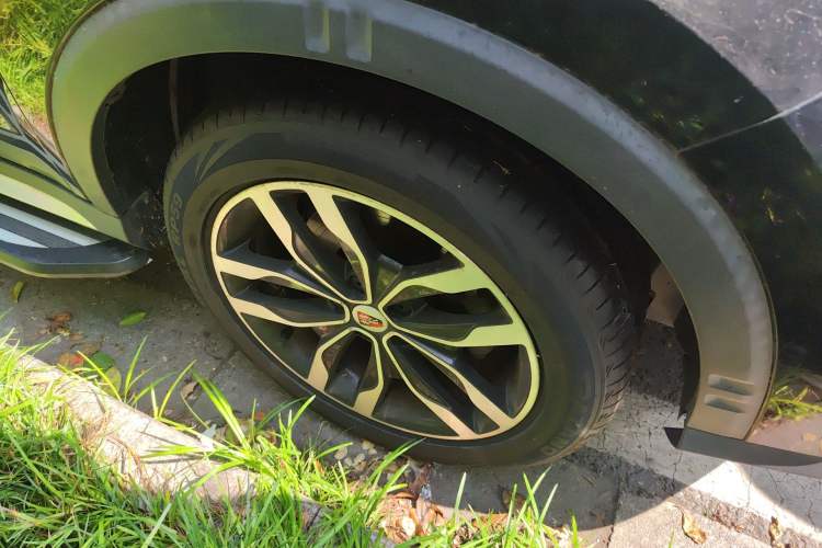 Used Roewe RX5 2016 20T Two-Wheel Drive Automatic Internet Smart Edition Right Front Wheel Hub