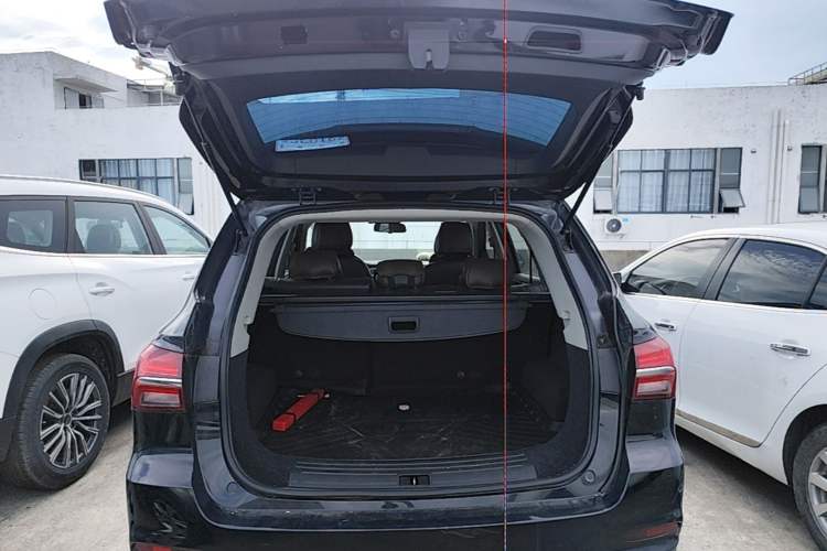 Used Roewe RX5 2016 20T Two-Wheel Drive Automatic Internet Smart Edition Trunk