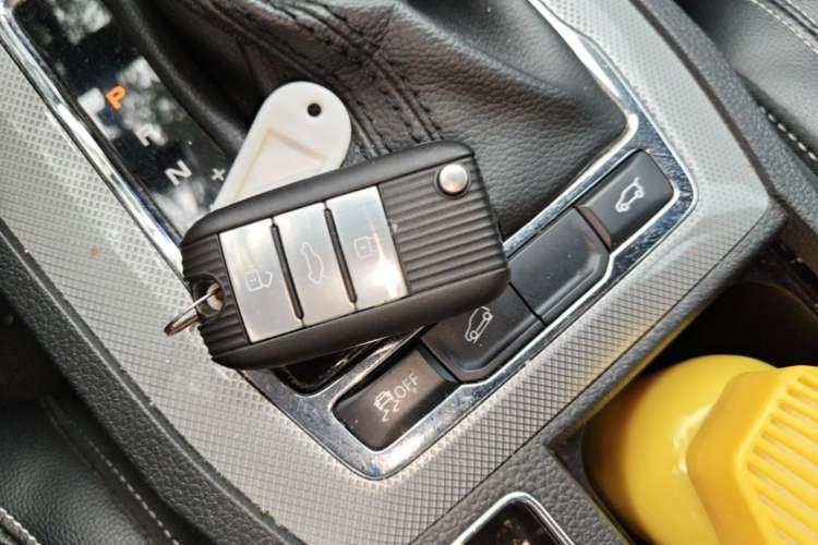 Used Roewe RX5 2016 30T Two-Wheel Drive Automatic Internet Smart Edition Vehicle Key