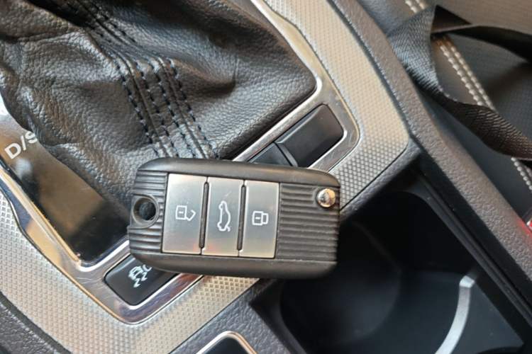 Used Roewe RX5 2016 20T Two-Wheel Drive Automatic Internet Smart Edition Vehicle Key