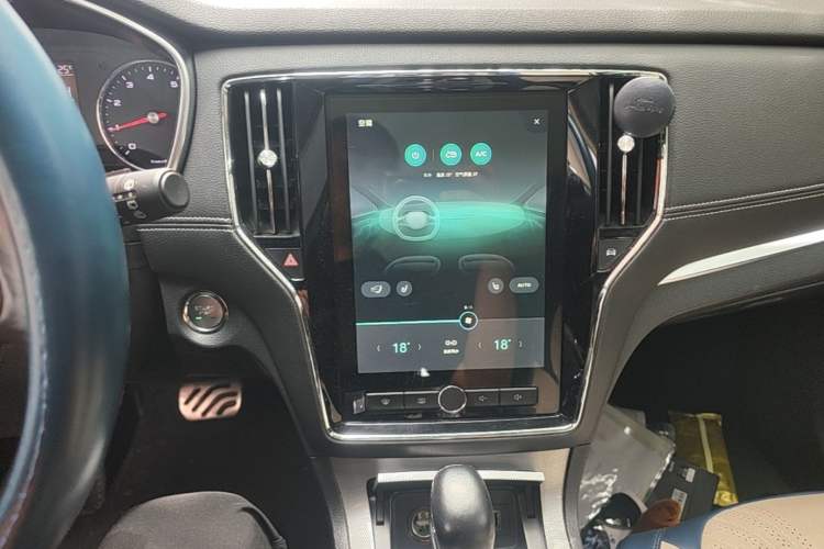 Used Roewe RX5 2016 20T Two-Wheel Drive Automatic Internet Smart Edition Audio And AC Panel