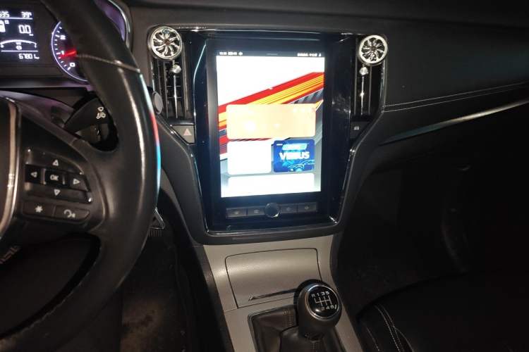 Used Roewe RX5 2016 20T Two-Wheel Drive Manual Transmission Internet Smart Edition Audio And AC Panel