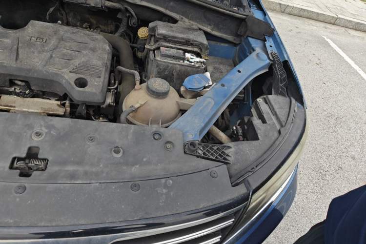 Used Roewe RX5 2016 20T Two-Wheel Drive Manual Flagship Edition Engine Bay Left