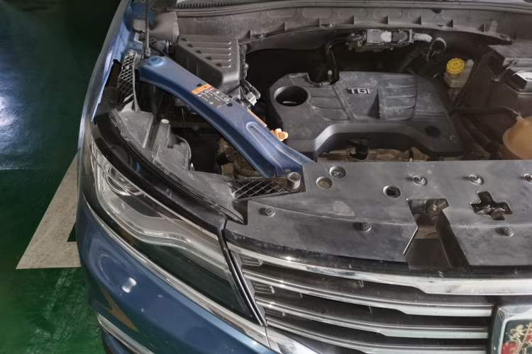 Used Roewe RX5 2016 20T Two-Wheel Drive Automatic Internet Smart Edition Engine Bay Right