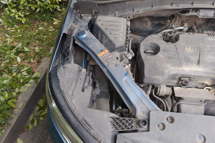 Used Roewe RX5 2016 20T Two-Wheel Drive Manual Flagship Edition Engine Bay Right
