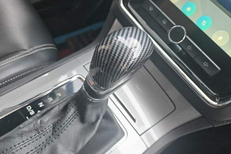 Used Roewe RX5 2016 20T Two-Wheel Drive Automatic Internet Smart Edition Gear Lever