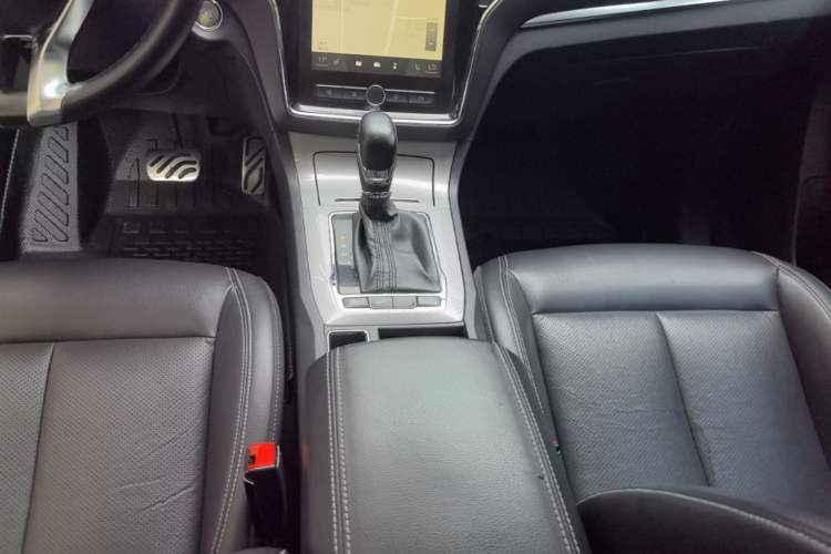 Used Roewe RX5 2016 20T Two-Wheel Drive Automatic Internet Smart Edition Gear Lever