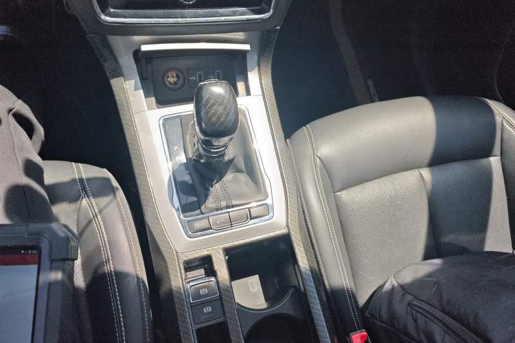 Used Roewe RX5 2016 20T Two-Wheel Drive Automatic Internet Smart Edition Gear Lever