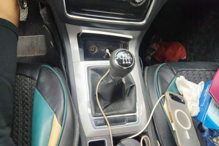 Used Roewe RX5 2016 20T Two-Wheel Drive Manual Flagship Edition Gear Lever