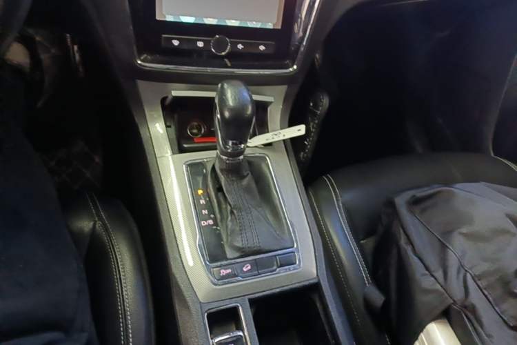 Used Roewe RX5 2016 20T Two-Wheel Drive Automatic Internet Smart Edition Gear Lever