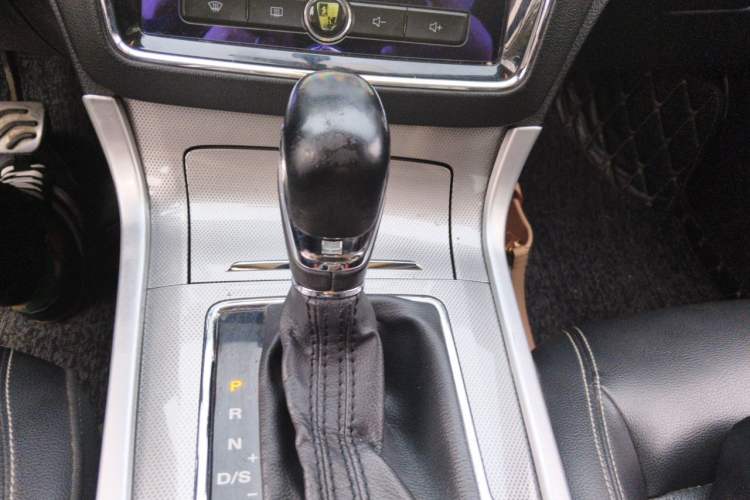 Used Roewe RX5 2016 20T Two-Wheel Drive Automatic Internet Smart Edition Gear Lever