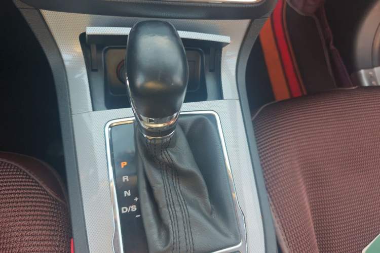 Used Roewe RX5 2016 20T Two-Wheel Drive Automatic Internet Smart Edition Gear Lever
