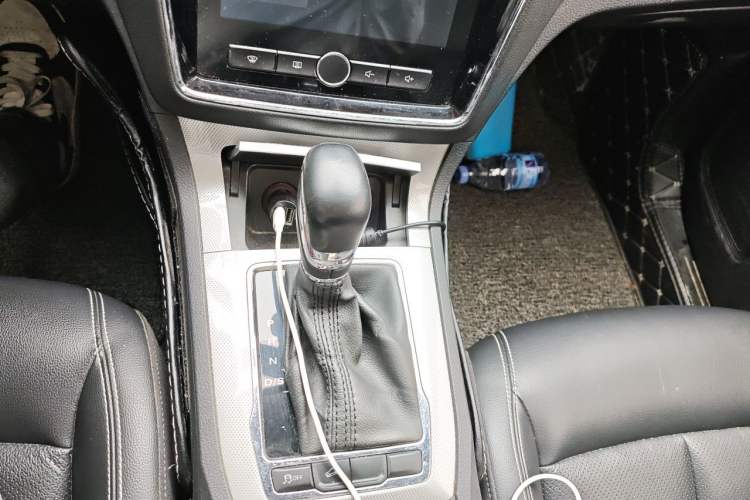 Used Roewe RX5 2016 20T Two-Wheel Drive Automatic Internet Smart Edition Gear Lever