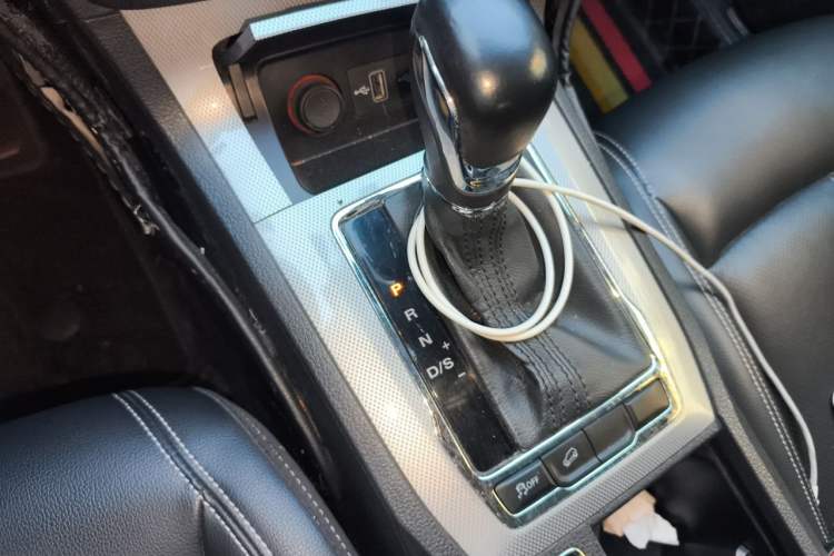 Used Roewe RX5 2016 20T Two-Wheel Drive Automatic Internet Smart Edition Gear Lever